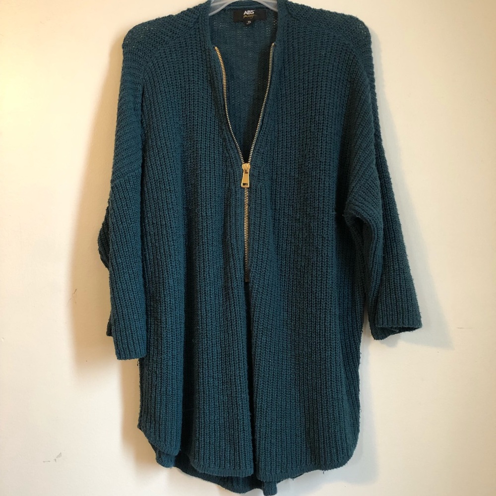 Quarter sleeve sweater